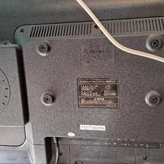 32インチテレビと小型水槽のセットの画像
