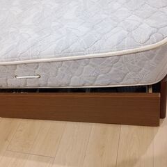 【お取引中】ダブルベッドとマットレス　（ベッド引取の方でご希望の方には羽毛布団、ベッドパッドも）の画像