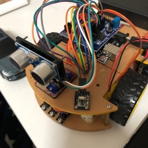 自動運転の超音波センサーカー。障害物が前方に来ると壊れて、新しいルートからステアリングできる可能性があります。