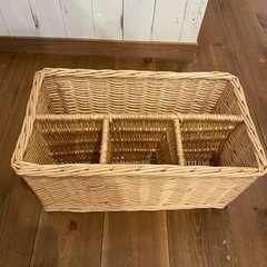 ラタンの籠　かご　仕切りあり　収納家具の画像