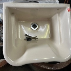 TOTO 陶器製 壁掛け 小型洗濯流し 「SK504R」 掃除流し 洗面ボウル 多目的流し パステルアイボリーの画像