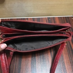 赤のショルダーバッグの画像