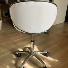 ビューティーガレージ　サロン　受付　パソコン作業　スツールの画像