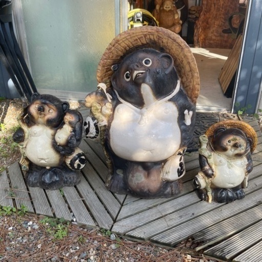 タヌキ飾り物3点セットです。