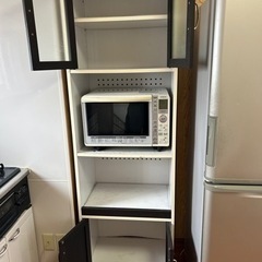 スリムな食器棚✨炊飯器、電子レンジ、食器全て収納可能の画像