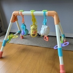寝っ転がりながら手と目の連動を促すおもちゃ