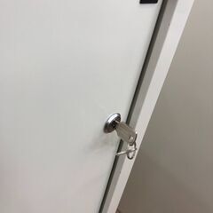 【在庫2点】書庫 PLUS J01FA331 SP-110 本棚 収納棚 鍵2個付き 事務用品 幅70cm 各14,800円 参考価格37,900円🚚自社配送時💳代引き可🚚(現金、クレジット、スマホ決済対応)の画像