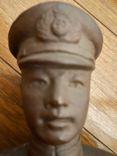 置物。兵士さんみたいですが良くわからないです。親の蔵から出てきました。字が読めたらわかると思いますが私はわかりません。リサイクルの方が