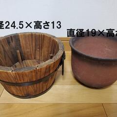 植木鉢　素焼き6つ　木製1つ　計7つ　鉄製のプランター置き4つの画像
