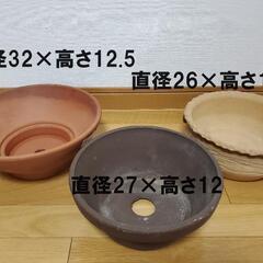 植木鉢　素焼き6つ　木製1つ　計7つ　鉄製のプランター置き4つの画像