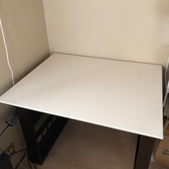 肘付き椅子と机のセット