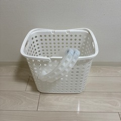 3段収納＋洗濯用カゴ＋布団バサミ2つの画像