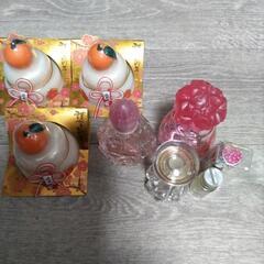 鏡餅と空香水瓶、他