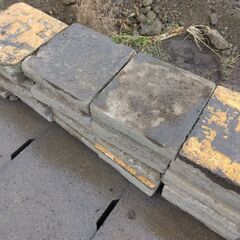 歩道のコンクリート製敷石の画像