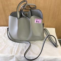 グレーのオシャレなバッグの画像