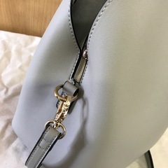 グレーのオシャレなバッグの画像