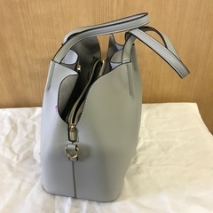 グレーのオシャレなバッグの画像