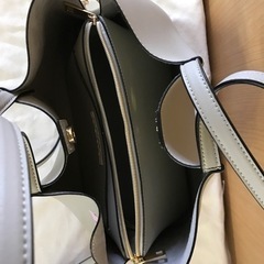 グレーのオシャレなバッグの画像