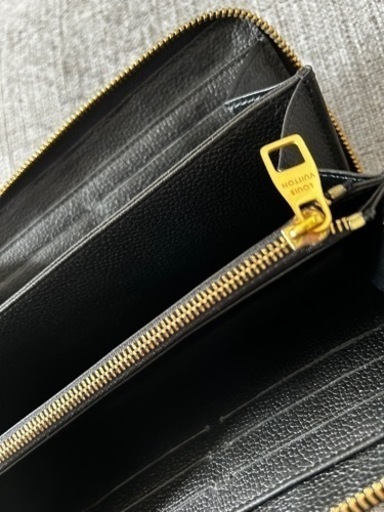 VUITTON 財布