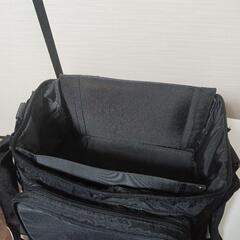 激安♦️ボックス型肩掛けカバン♦️平行に物を入れれて、とても便利です、中に何が入っているか、直ぐ解って便利♦️ひと通り除菌清掃済み♦️状態は写真の通り、普通にお使いになれます♦️かなりお値打ちにお譲り致します♦️正面と両サイドにもポケット付いて、上蓋にも網ポケット付きで、とても便利♦️おすすめの画像