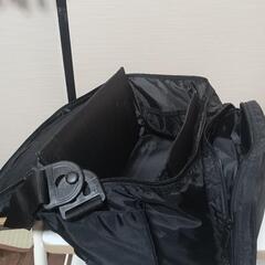 激安♦️ボックス型肩掛けカバン♦️平行に物を入れれて、とても便利です、中に何が入っているか、直ぐ解って便利♦️ひと通り除菌清掃済み♦️状態は写真の通り、普通にお使いになれます♦️かなりお値打ちにお譲り致します♦️正面と両サイドにもポケット付いて、上蓋にも網ポケット付きで、とても便利♦️おすすめの画像