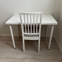 IKEA テーブルとイスのセットの画像