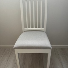 IKEA テーブルとイスのセットの画像