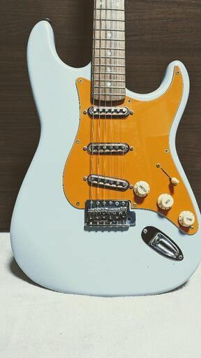 変わったグレーカラーのストラトキャスター