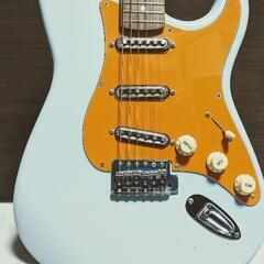 変わったグレーカラーのストラトキャスター