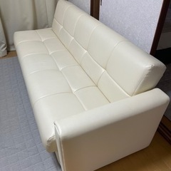 オフホワイトのレザーソファ(ソファーベッド、収納つき)