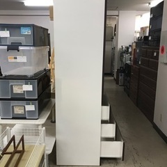K2402-746 ニトリ チェスト付ワードローブ WISH-60B-DBR 引出しの外装剥がれあり 中古の画像