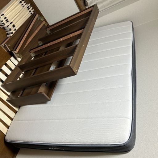 ダブルのベッドフレーム、マットレス