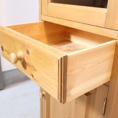 THE PENNY WISE(ペニーワイズ)よりクラシカルな食器棚！パイン材のナチュラルな質感とクラシックなデザインのキャビネットは書庫としても。カントリーからアンティークな空間まで活躍します♪の画像