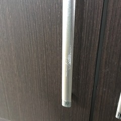 K2402-746 ニトリ チェスト付ワードローブ WISH-60B-DBR 引出しの外装剥がれあり 中古の画像