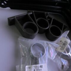黒色ネジ付き　L字金具（マッドブラック）2本　25㎝ｘ20㎝ｘ4.5㎝とパイプ用壁面、中継部品のDIYセットの画像