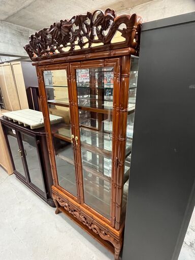 リサイクルショップどりーむ天保山店　No11722　英国家具　飾り棚　アンティーク　超高級品　葡萄彫刻　アジアンビンテージ　花梨材　繊細な彫刻　相場30万円相当