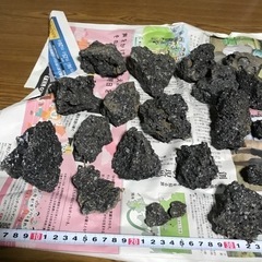 黒色溶岩石約3キロの画像