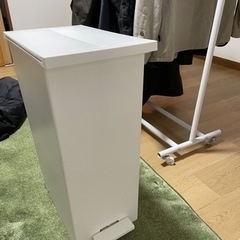 足で開けるタイプの便利なゴミ箱(45リットル)の画像