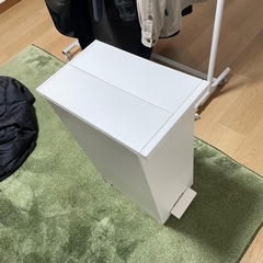足で開けるタイプの便利なゴミ箱(45リットル)の画像