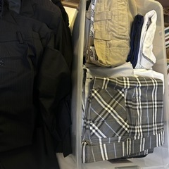 スーツ7着　そのほか衣装ケース一箱分の衣料作業服など　女性服一袋の画像