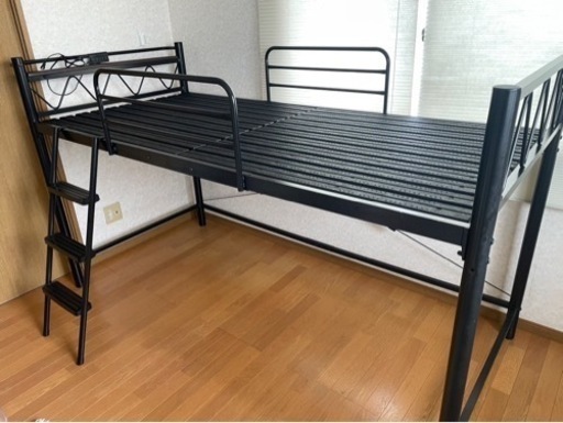 【さらに値下げしました‼︎】軽バンに入るくらいの長さに解体済みです。黒ロフトベッド　階段、コンセント付き《美品》