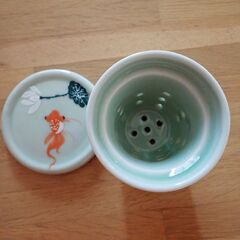 ベトナム雑貨　茶こし+蓋　バッチャン焼き　金魚柄の画像