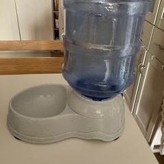 【あげます】ドッグフード(缶詰)と水飲み器(相談中)の画像