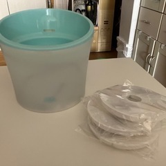 【あげます】ドッグフード(缶詰)と水飲み器(相談中)の画像