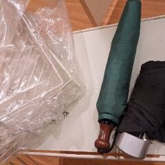 イケアIKEAのミニテーブル、イケアのコーナー用棚、折りたたみ傘