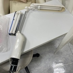 デスク、椅子、デスクライトの画像