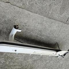 クボタ２条刈りコンバインAR-218から取り外したスイスイデバイダーの画像