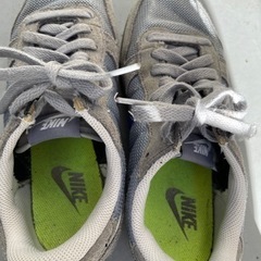 【free 差し上げます】NIKE スニーカー23cmの画像