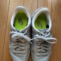 【free 差し上げます】NIKE スニーカー23cmの画像