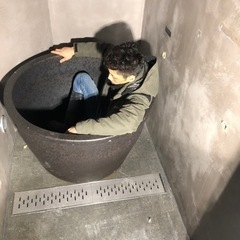 個室サウナの水風呂の瓶の画像